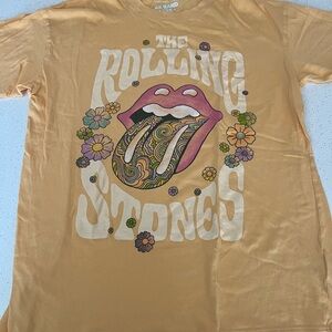 New, no tags, never worn. AE t shirt.